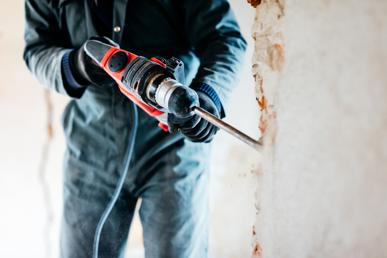 Worker using vibration emitting tool