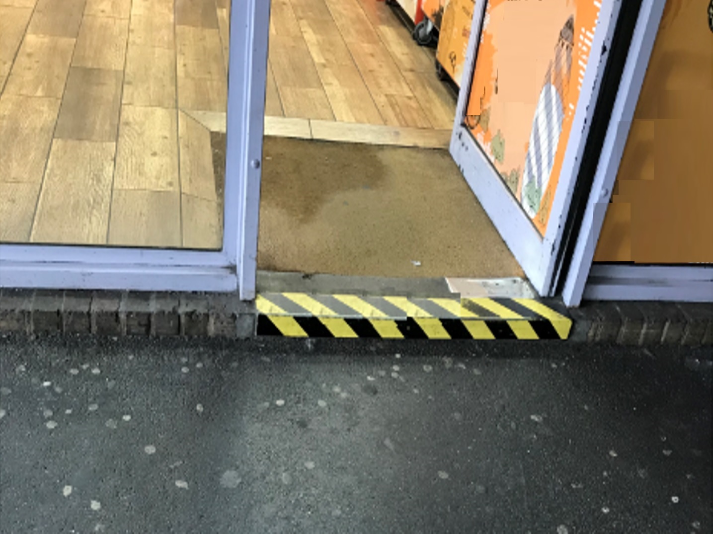 Warning stripes at entrance step